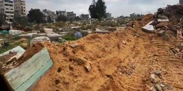 PALESTINA. Soldados ocupantes profanan un cementerio y se llevan los cadáveres de 150 mártires