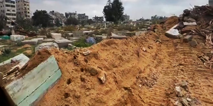PALESTINA. Soldados ocupantes profanan un cementerio y se llevan los cadáveres de 150 mártires