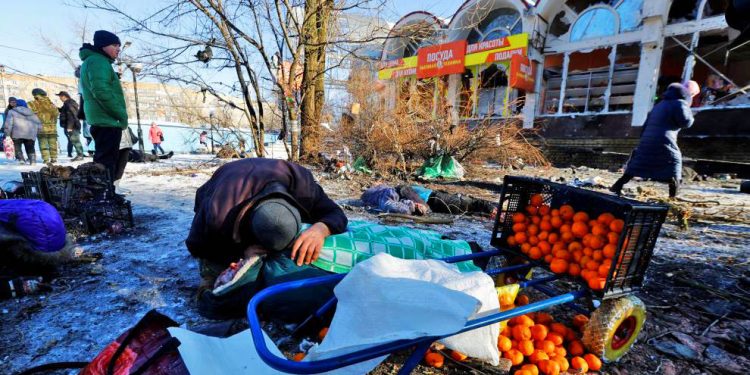 UCRANIA bombardea un mercado de Donetsk provocando la muerte de al menos 27 civiles