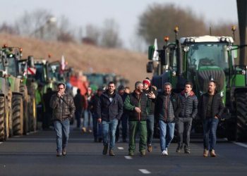 FRANCIA. Decenas de miles de camiones y tractores comienzan el asedio a París