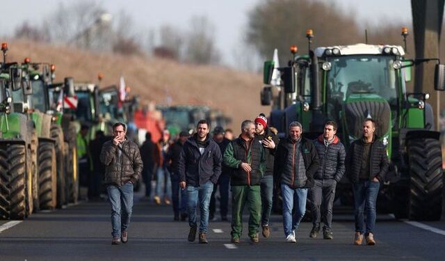 FRANCIA. Decenas de miles de camiones y tractores comienzan el asedio a París