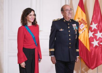 Ayuso reconocida como «Gran Dama de los Reales Tercios de España» y olé