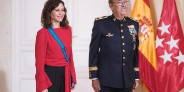 Ayuso reconocida como «Gran Dama de los Reales Tercios de España» y olé