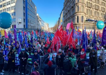 IRLANDA DEL NORTE. Los trabajadores secundan la que es la mayor huelga de la historia