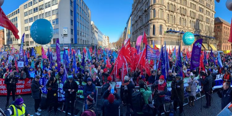 IRLANDA DEL NORTE. Los trabajadores secundan la que es la mayor huelga de la historia