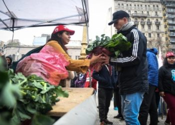 ARGENTINA. Cooperativas y entidades sociales se organizan para vender comida a precios asequibles frente al Congreso