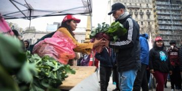 ARGENTINA. Cooperativas y entidades sociales se organizan para vender comida a precios asequibles frente al Congreso