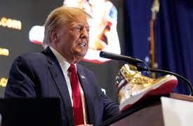 Trump vendiendo zapatillas deportivas de su empresa por 400 dólares