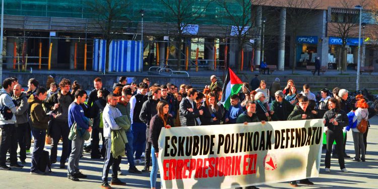 Un joven pasa por el juzgado de Donostia por movilizarse contra el genocidio sionista