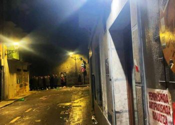 PAUL SEIJO. Policía y violencia; partidos y caretas