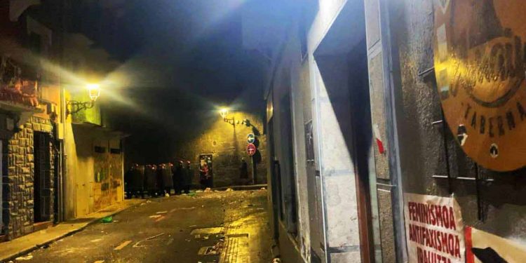 PAUL SEIJO. Policía y violencia; partidos y caretas