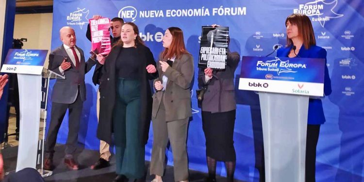 GKS irrumpe en el Forum Europa y denuncia a políticos y empresarios ante sus propias narices (+ vídeo)