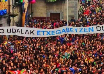 Estas pancartas se vieron en el inicio de los carnavales en Tolosa