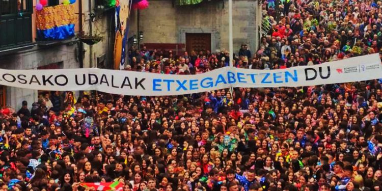 Estas pancartas se vieron en el inicio de los carnavales en Tolosa