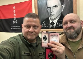 UCRANIA. La foto de Zaluzhni junto a un retrato de Bandera y el comandante de Pravi Sector