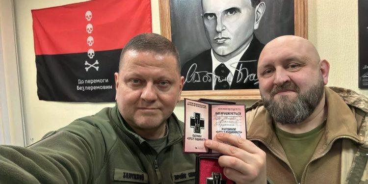UCRANIA. La foto de Zaluzhni junto a un retrato de Bandera y el comandante de Pravi Sector