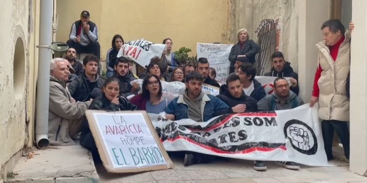 Desahucian de su vivienda a una mujer de 78 años por una deuda de 89 euros