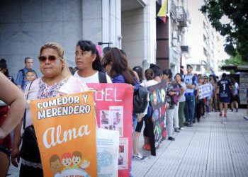 ARGENTINA. La ministra dijo que recibiría una por una a las personas con hambre: hubo kilométrica fila