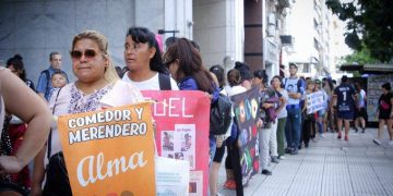 ARGENTINA. La ministra dijo que recibiría una por una a las personas con hambre: hubo kilométrica fila