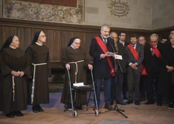 El alcalde «socialista» de Barcelona sube hasta un monasterio para que la monjas pidan que llueva