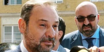 Un colaborador (en la foto, detrás) del ex ministro Ábalos envuelto en un caso serio de corrupción