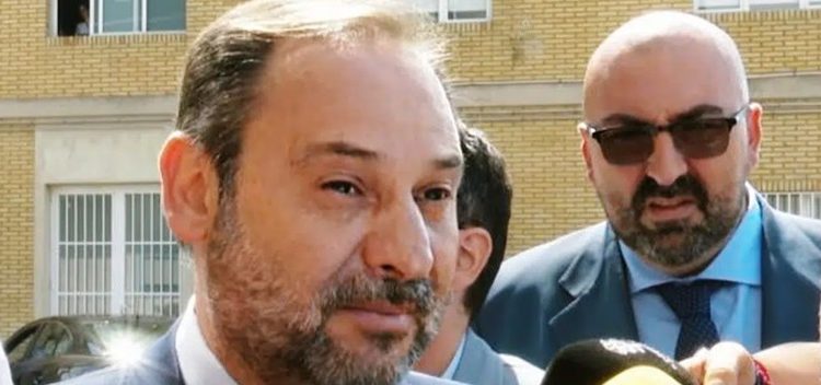 Un colaborador (en la foto, detrás) del ex ministro Ábalos envuelto en un caso serio de corrupción