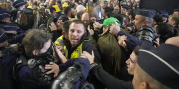 FRANCIA. Observen el recibimiento de los agricultores al presidente Macron