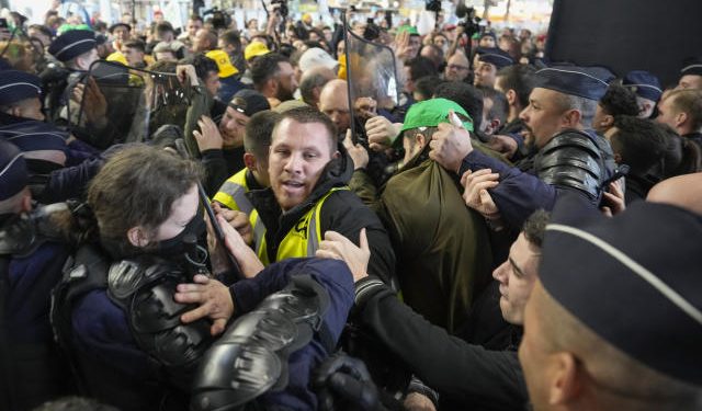 FRANCIA. Observen el recibimiento de los agricultores al presidente Macron