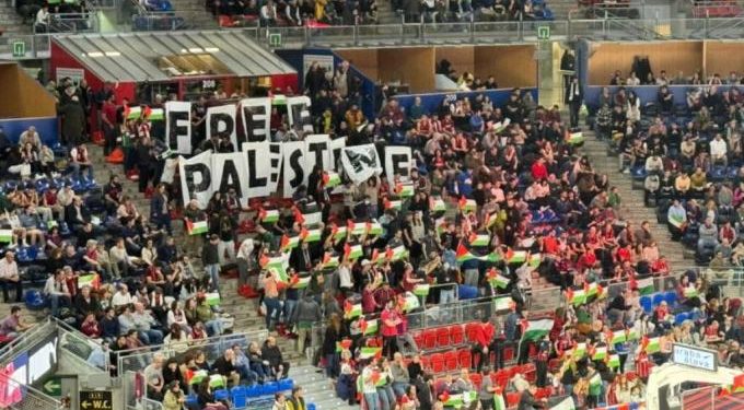 Recibimiento al Maccabi de Tel Aviv en su partido contra el Baskonia (Video)