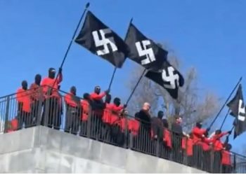 EE.UU. Nazis izan la bandera con la esvástica en el edificio del capitolio de Nashville
