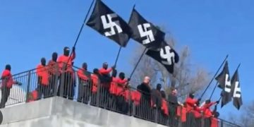 EE.UU. Nazis izan la bandera con la esvástica en el edificio del capitolio de Nashville