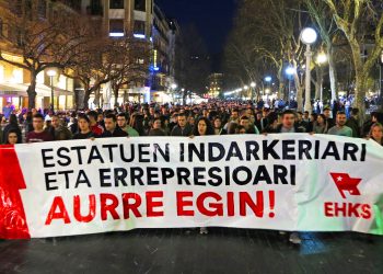 Nutrida manifestación de EHKS en Donostia contra la violencia y la represión de los estados