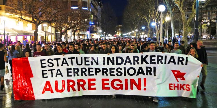 Nutrida manifestación de EHKS en Donostia contra la violencia y la represión de los estados