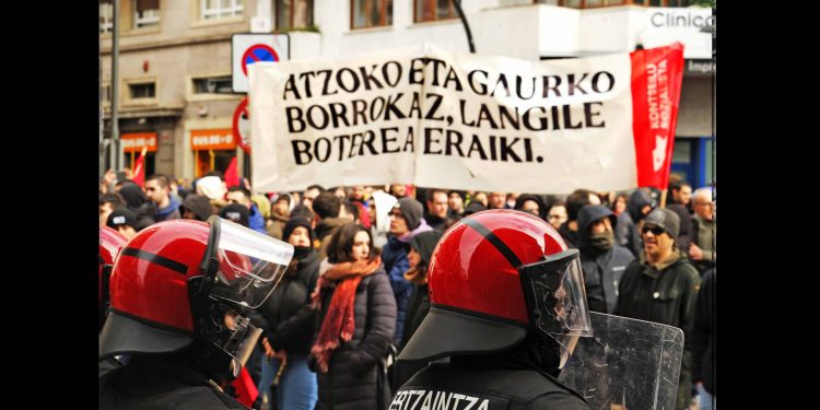 Manifestación en Gasteiz para recordar la masacre del 3 de Marzo; la Ertzaintza se ha “sumado” para cargar contra los movilizados