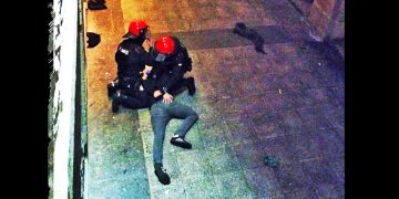 Ocupan un bloque en Gasteiz; salvajes cargas de la Ertzaintza contra las personas que les apoyaban