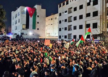 JORDANIA. Miles de manifestantes rodearon la embajada israelí contra el genocidio sionista