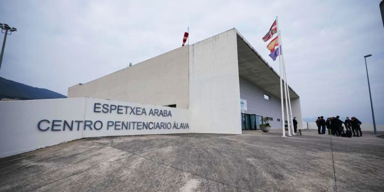 Tinko denuncia que en las cárceles de la CAV están siendo vulnerados los derechos de visita