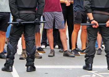 KOLITZA. Los dos cimientos clásicos de la dictadura capitalista, que por aquí se disfraza de progre