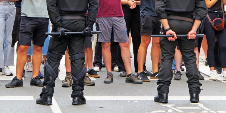 KOLITZA. Los dos cimientos clásicos de la dictadura capitalista, que por aquí se disfraza de progre