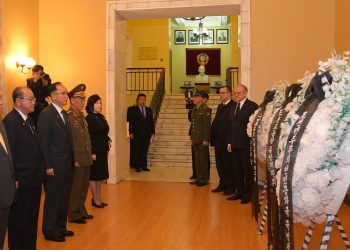 Observen qué busto y qué imagen están presentes en la Embajada de Rusia en la RPDC