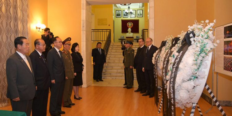 Observen qué busto y qué imagen están presentes en la Embajada de Rusia en la RPDC