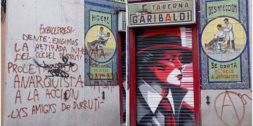 Pintadas anarquistas en la fachada del bar de Pablo Iglesias; «con Durruti, no»