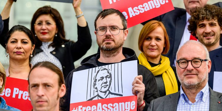 Assange: «Causa pavor verlo deteriorarse»