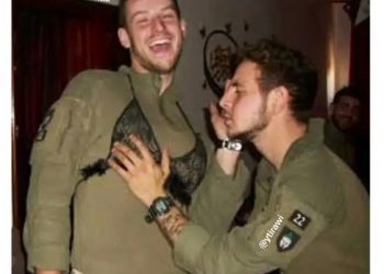 Imágenes de soldados israelíes mofándose con ropa interior de mujeres palestinas