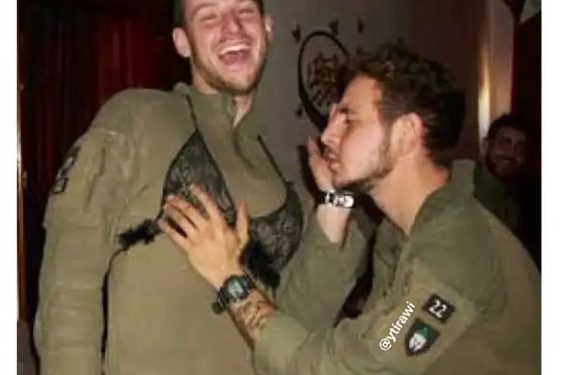 Imágenes de soldados israelíes mofándose con ropa interior de mujeres palestinas