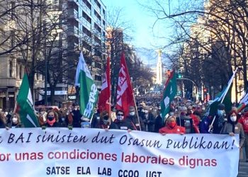 Miles de personas se manifiestan en Bilbao y Vitoria en defensa de la sanidad pública