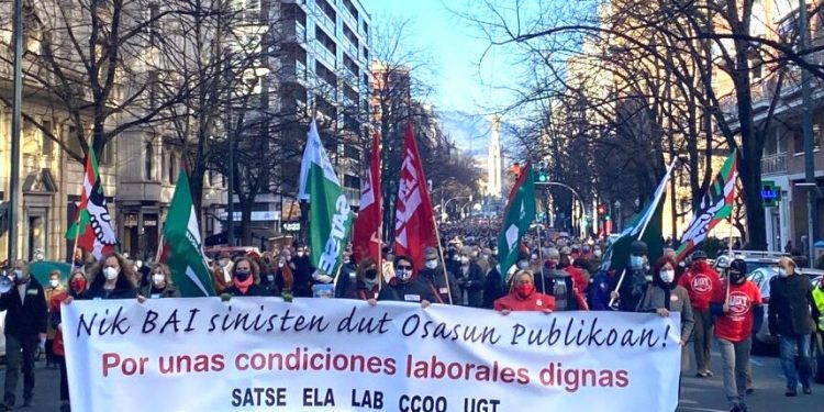 Miles de personas se manifiestan en Bilbao y Vitoria en defensa de la sanidad pública