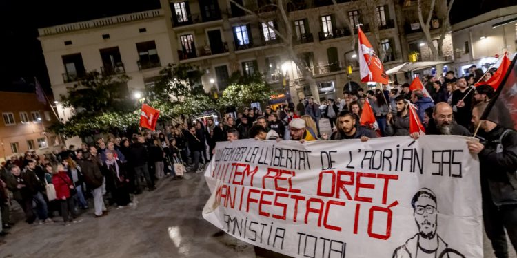 Movilización contra la sentencia de cárcel a Adrián Sas por manifestarse en el aniversario del referéndum