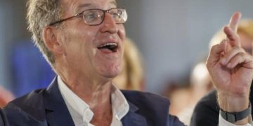 Feijóo se consagra como un buen humorista, sostiene que al que roba lo echan del partido