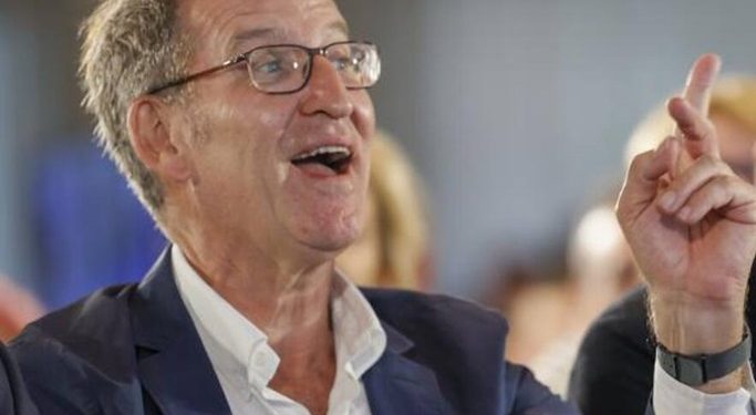 Feijóo se consagra como un buen humorista, sostiene que al que roba lo echan del partido